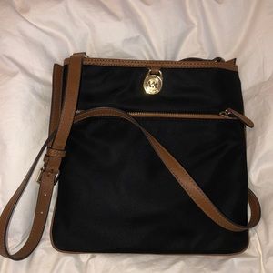 MICHAEL KORS CROSS BODY